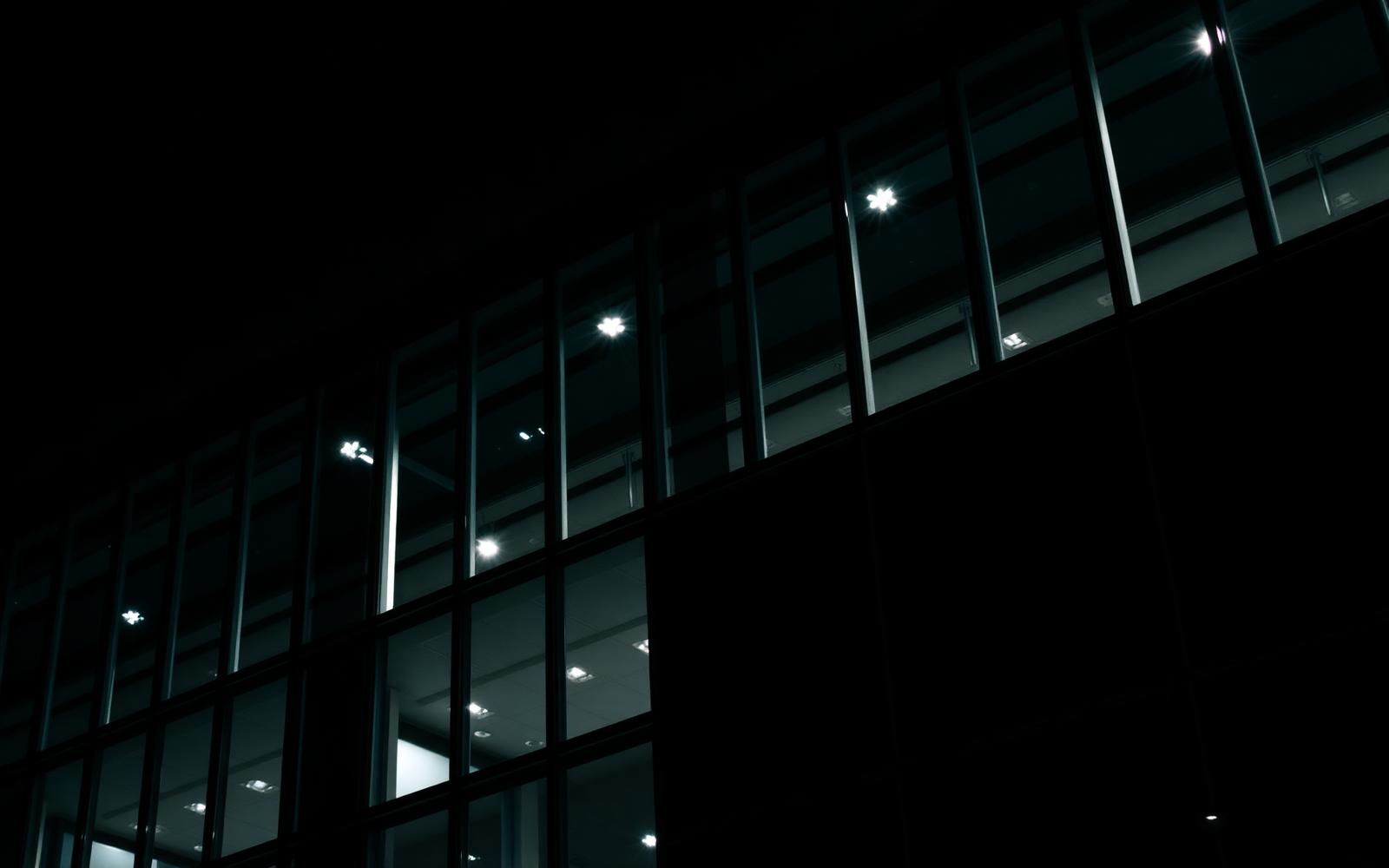 Fachada de cristal y aluminio de edificio corporativo de noche