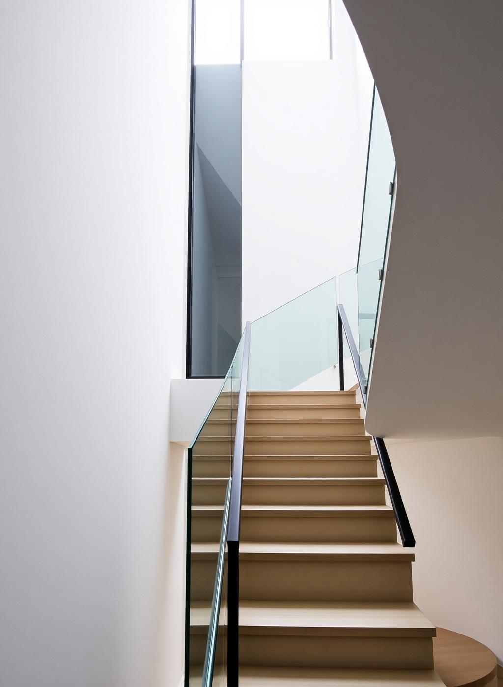 Barandal de vidrio en escalera interior minimalista